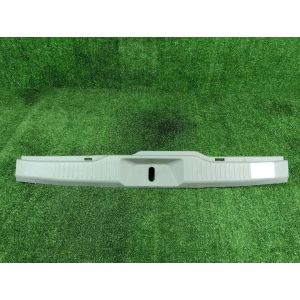 Накладка замка багажника D3506889 для MAZDA DEMIO DY3W ZJ-VE